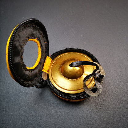 This tingsha bell set was handmade in Nepal,using traditional techniques and materials. It was made of brass,6.5cm diameter,with pure, clear and resonant,good for meditation. Come with tingsha case.