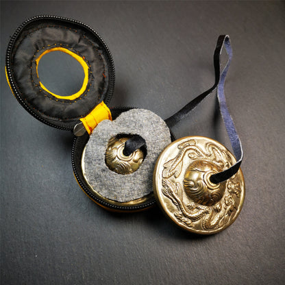 This tingsha bell set was handmade in Nepal,using traditional techniques and materials. It was made of bronze,carved om mani padme hum mantra,6.8cm diameter,with pure, clear and resonant,good for meditation. Come with tingsha case.