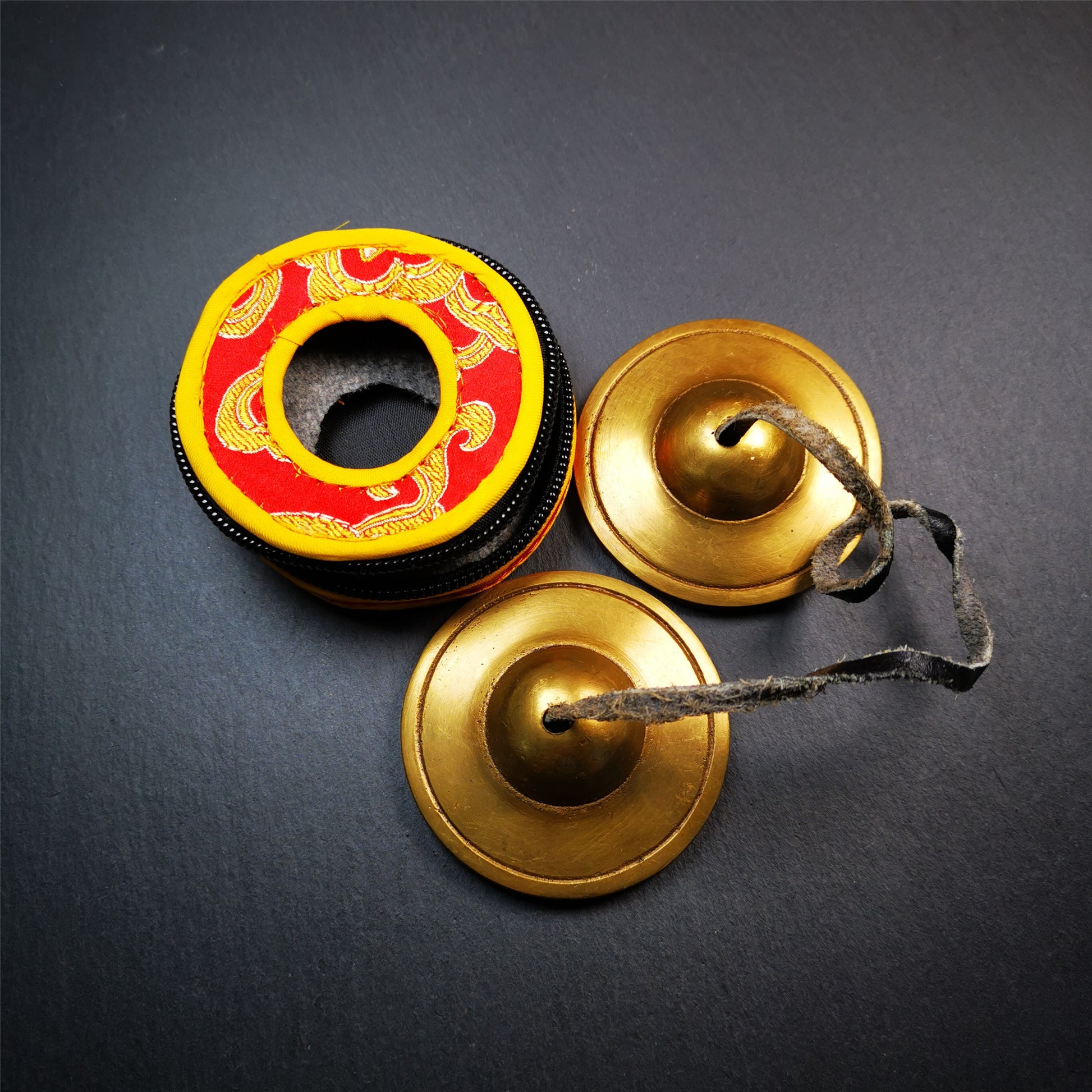 This tingsha bell set was handmade in Nepal,using traditional techniques and materials. It was made of brass,6.5cm diameter,with pure, clear and resonant,good for meditation. Come with tingsha case.