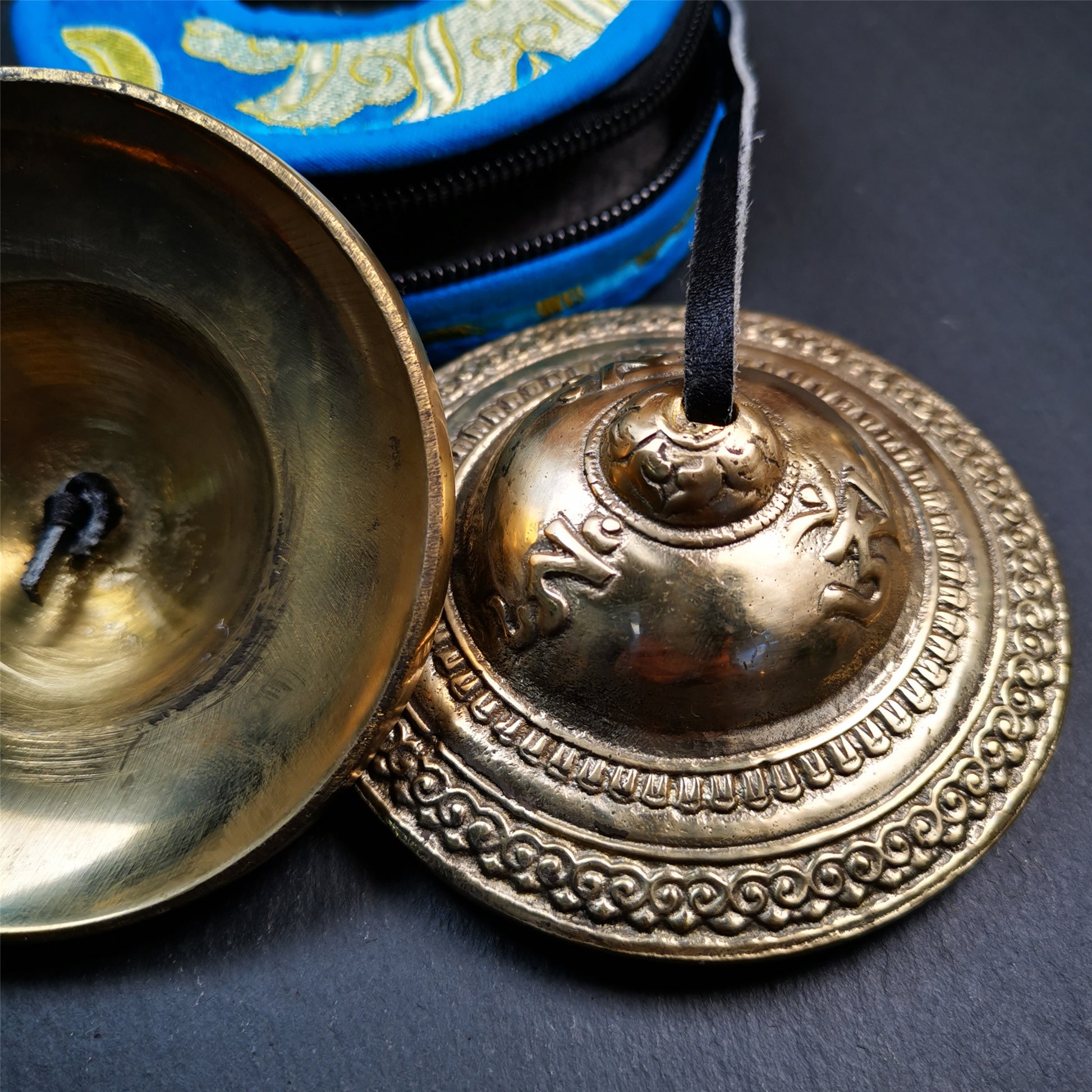 This tingsha bell set was handmade in Nepal,using traditional techniques and materials. It was made of bronze,carved OM Mantra,9cm diameter,with pure, clear and resonant,good for meditation. Come with tingsha case