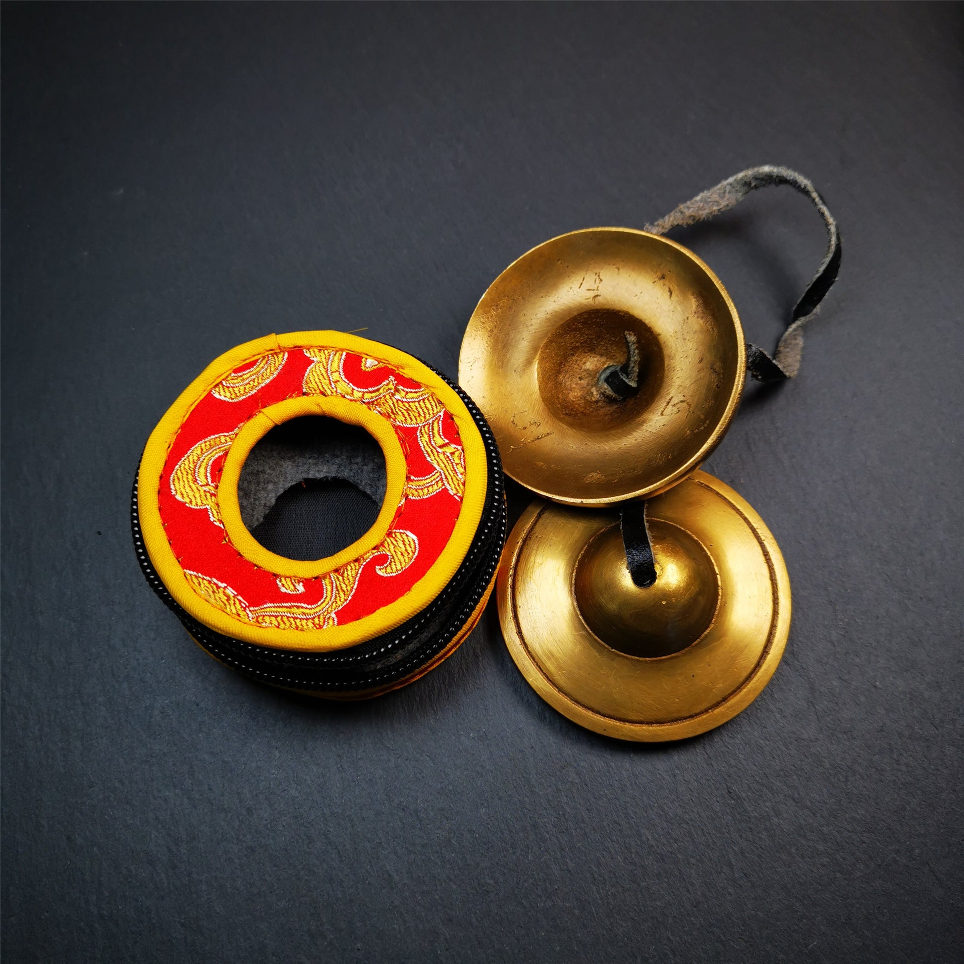 This tingsha bell set was handmade in Nepal,using traditional techniques and materials. It was made of brass,6.5cm diameter,with pure, clear and resonant,good for meditation. Come with tingsha case.