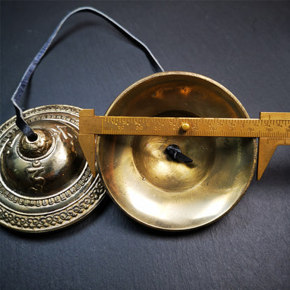 This tingsha bell set was handmade in Nepal,using traditional techniques and materials. It was made of bronze,carved OM Mantra,9cm diameter,with pure, clear and resonant,good for meditation. Come with tingsha case