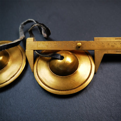 This tingsha bell set was handmade in Nepal,using traditional techniques and materials. It was made of brass,6.5cm diameter,with pure, clear and resonant,good for meditation. Come with tingsha case.