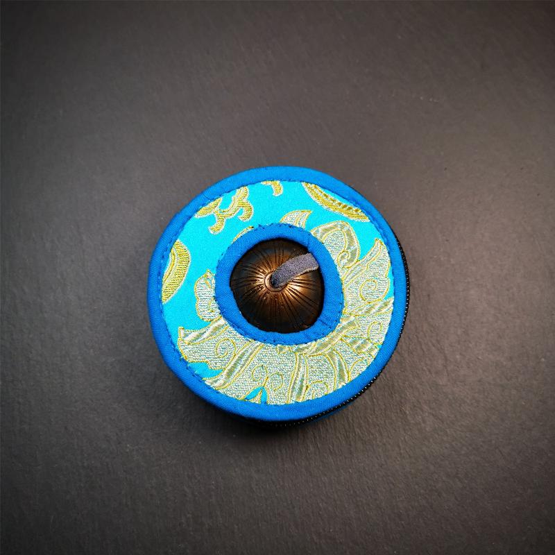 This tingsha bell set was handmade in Nepal,using traditional techniques and materials. It was made of bronze,carved 12 tibetan zodiac pattern,8.3cm diameter,with pure, clear and resonant,good for meditation. Come with tingsha case.