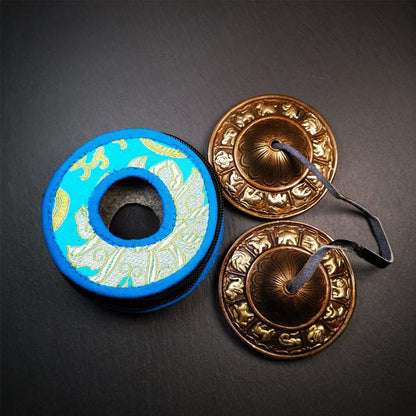 This tingsha bell set was handmade in Nepal,using traditional techniques and materials. It was made of bronze,carved 12 tibetan zodiac pattern,8.3cm diameter,with pure, clear and resonant,good for meditation. Come with tingsha case.