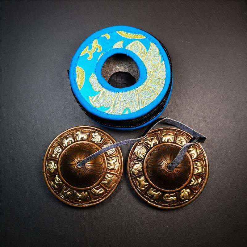 This tingsha bell set was handmade in Nepal,using traditional techniques and materials. It was made of bronze,carved 12 tibetan zodiac pattern,8.3cm diameter,with pure, clear and resonant,good for meditation. Come with tingsha case.