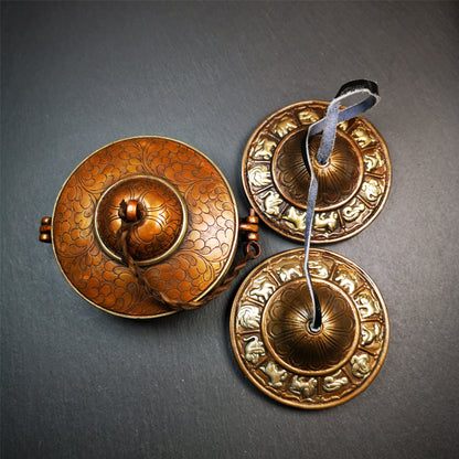 This tingsha bell set was handmade in Nepal,using traditional techniques and materials. It was made of bronze,carved 12 tibetan zodiac pattern,8.3cm diameter,with pure, clear and resonant,good for meditation. Come with tingsha case.