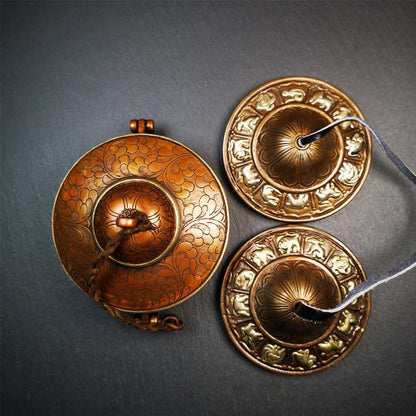 This tingsha bell set was handmade in Nepal,using traditional techniques and materials. It was made of bronze,carved 12 tibetan zodiac pattern,8.3cm diameter,with pure, clear and resonant,good for meditation. Come with tingsha case.