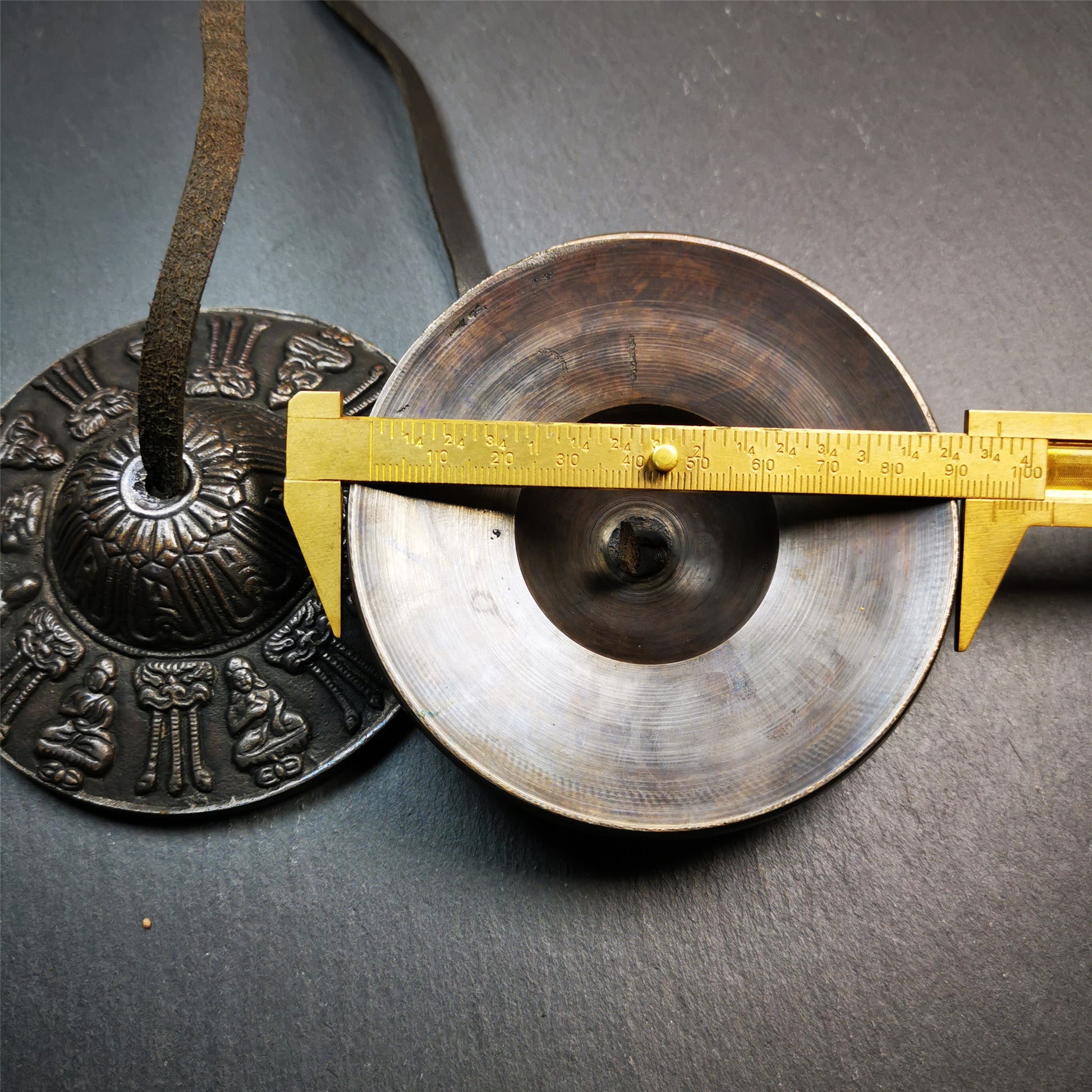 This tingsha bell set was handmade in Nepal,using traditional techniques and materials. It was made of bronze,9cm diameter,carved eight buddha and kirtimukha statue,with pure, clear and resonant,good for meditation. Come with tingsha case.