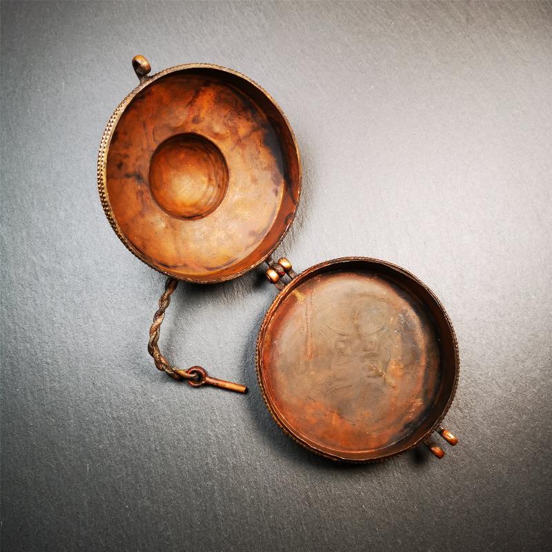 This tingsha case was handmade in Nepal,using traditional techniques and materials. It was made of copper and brass, 8cm diameter,carved Astamangal pattern,a cross vajra pattern at the bottom.