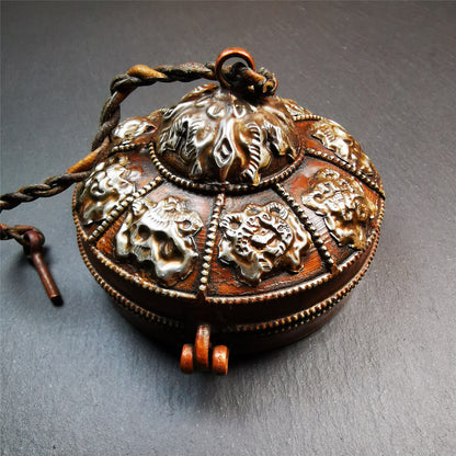 This tingsha case was handmade in Nepal,using traditional techniques and materials. It was made of copper and brass, 8cm diameter,carved Astamangal pattern,a cross vajra pattern at the bottom.