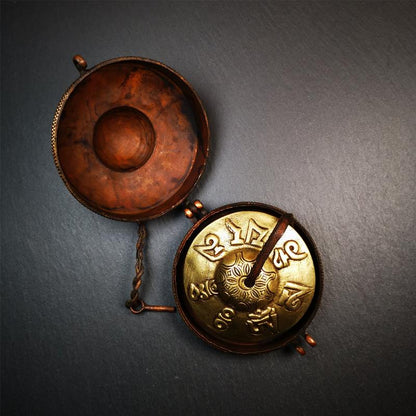 This tingsha case was handmade in Nepal,using traditional techniques and materials. It was made of copper and brass, 8cm diameter,carved Astamangal pattern,a cross vajra pattern at the bottom.