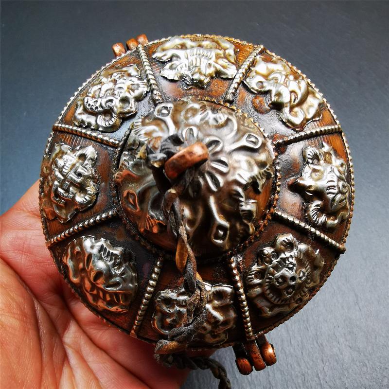 This tingsha case was handmade in Nepal,using traditional techniques and materials. It was made of copper and brass, 8cm diameter,carved Astamangal pattern,a cross vajra pattern at the bottom.