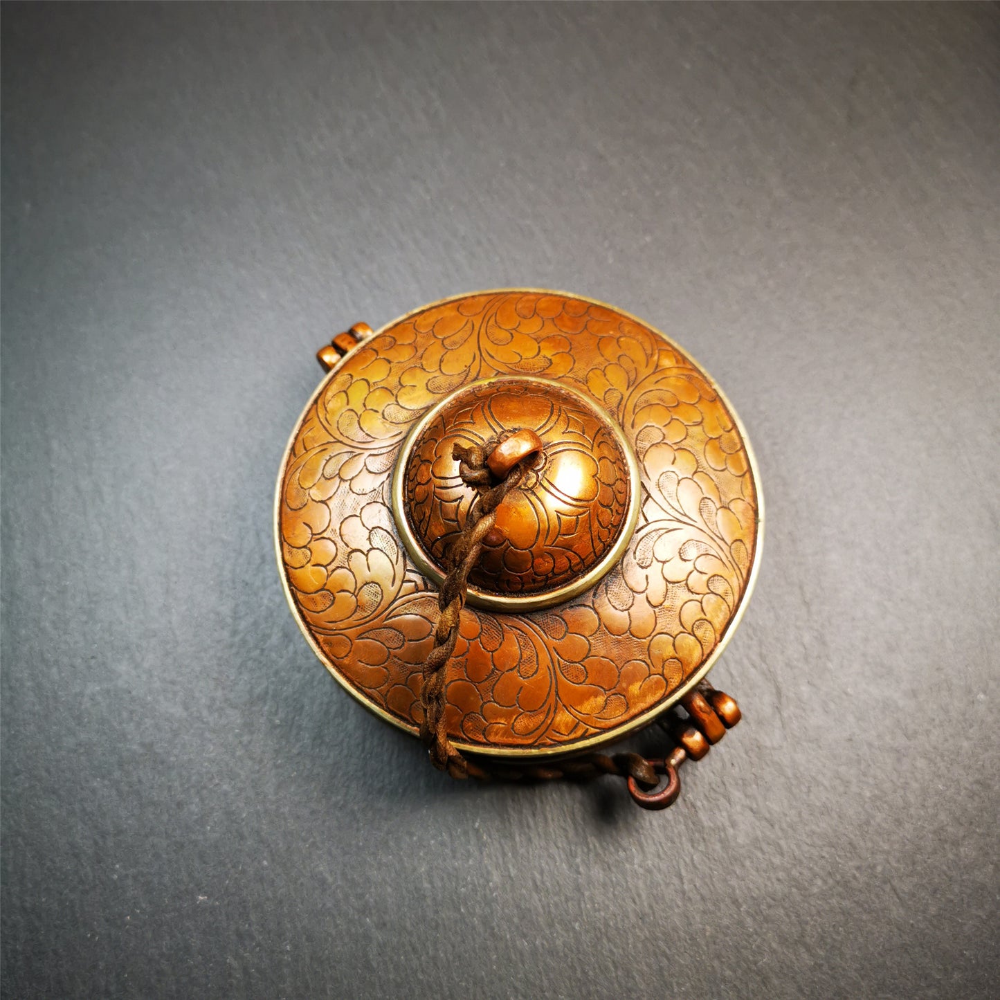 This tingsha case was handmade in Nepal,using traditional techniques and materials. It was made of copper and brass, 8.5-10.5cm diameter,carved mandala pattern,a cross vajra pattern at the bottom. Fit for 8-10cm Tingsha.