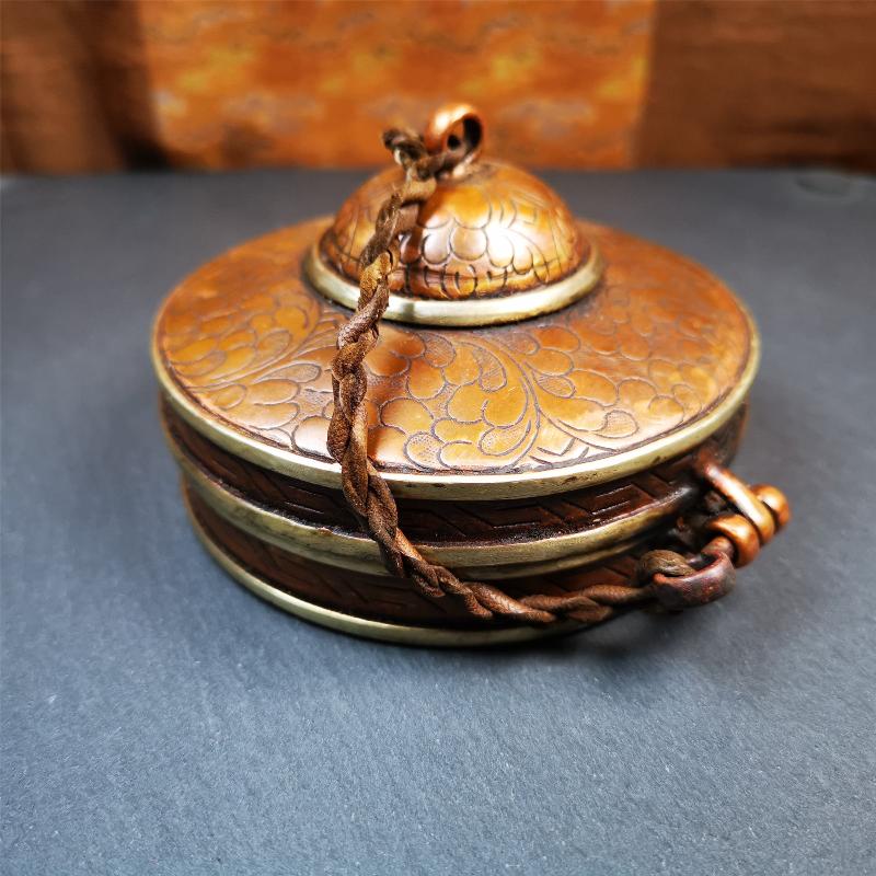 This tingsha case was handmade in Nepal,using traditional techniques and materials. It was made of copper and brass, 8.5-10.5cm diameter,carved mandala pattern,a cross vajra pattern at the bottom. Fit for 8-10cm Tingsha.