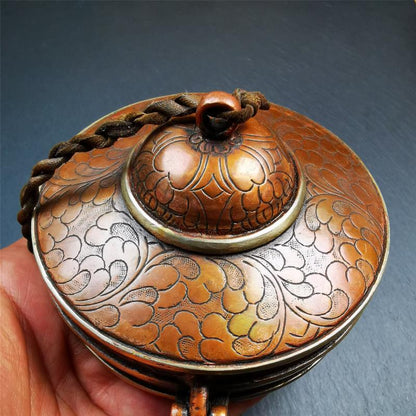 This tingsha case was handmade in Nepal,using traditional techniques and materials. It was made of copper and brass, 8.5-10.5cm diameter,carved mandala pattern,a cross vajra pattern at the bottom. Fit for 8-10cm Tingsha.