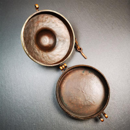 This tingsha case was handmade in Nepal,using traditional techniques and materials. It was made of copper and brass, 8.5-10.5cm diameter,carved mandala pattern,a cross vajra pattern at the bottom. Fit for 8-10cm Tingsha.