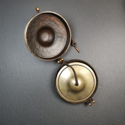 This tingsha case was handmade in Nepal,using traditional techniques and materials. It was made of copper and brass, 8.5-10.5cm diameter,carved mandala pattern,a cross vajra pattern at the bottom. Fit for 8-10cm Tingsha.