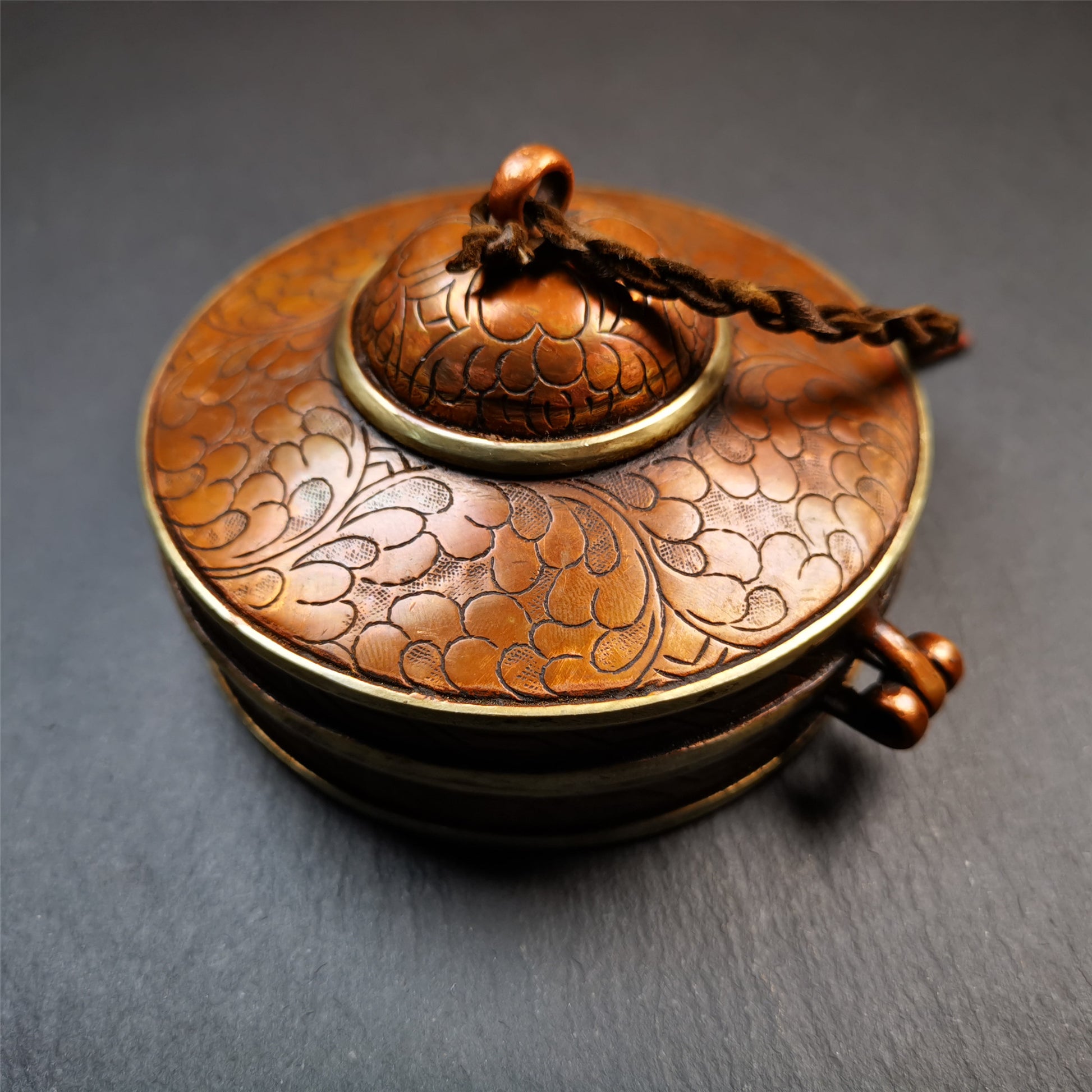 This tingsha case was handmade in Nepal,using traditional techniques and materials. It was made of copper and brass, 8.5-10.5cm diameter,carved mandala pattern,a cross vajra pattern at the bottom. Fit for 8-10cm Tingsha.