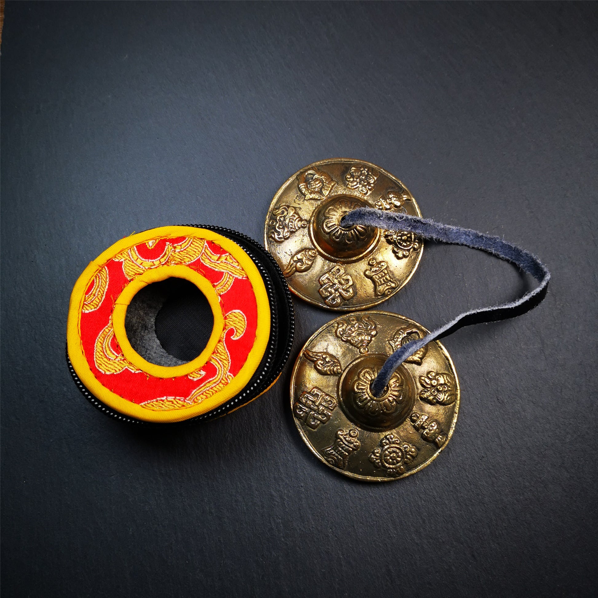 This tingsha bell set was handmade in Nepal,using traditional techniques and materials. It was made of brass,carved astamangal pattern,6.5cm diameter,with pure, clear and resonant,good for meditation. Come with tingsha case.