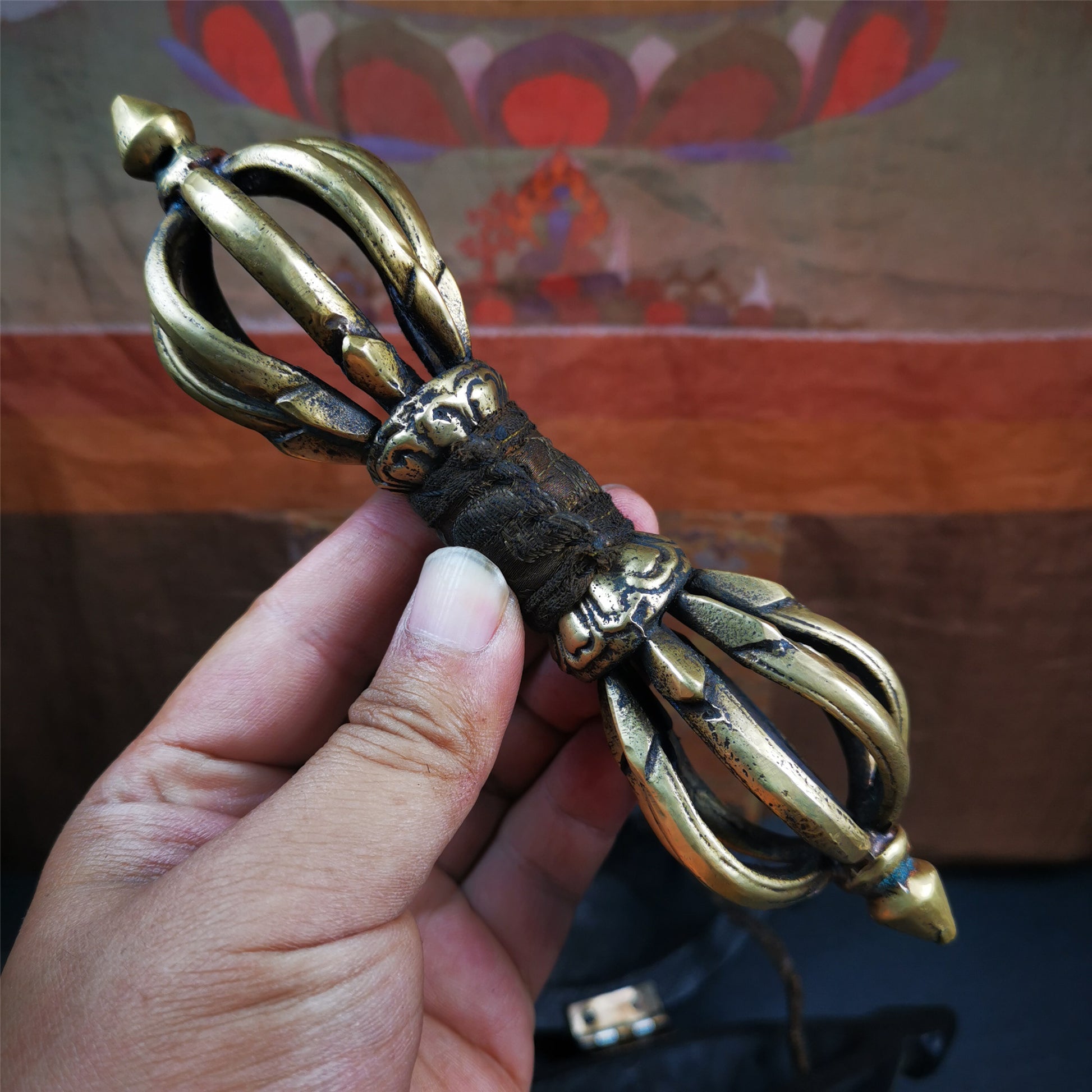 Gandhanra Powerful Vintage Vajra Dorje with Wooden Case ,Tibetan Tantric Buddhism (Vajrayana) Ritual Implement,handmade in Nepal,use traditional techniques and materials. The Nine-pronged vajra is made of brass, and the outer box is made of wood.