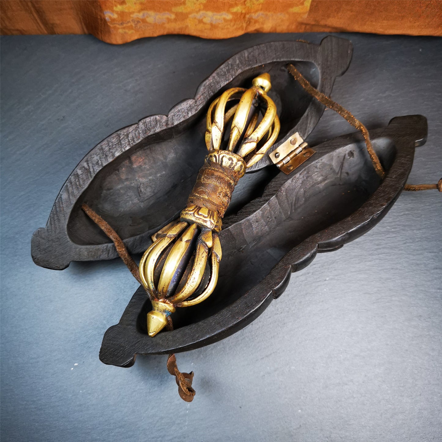 Gandhanra Powerful Vintage Vajra Dorje with Wooden Case ,Tibetan Tantric Buddhism (Vajrayana) Ritual Implement,handmade in Nepal,use traditional techniques and materials. The Nine-pronged vajra is made of brass, and the outer box is made of wood.