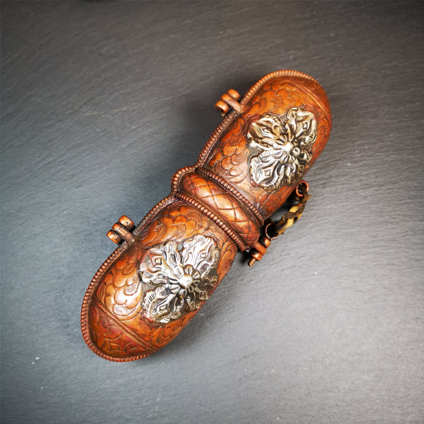 This vajra set was handmade in Nepal,using traditional techniques and materials.  The Nine-pronged vajra is made of brass, and the copper outer box is made of red copper and white copper, and was carved with beautiful mandala flowers.