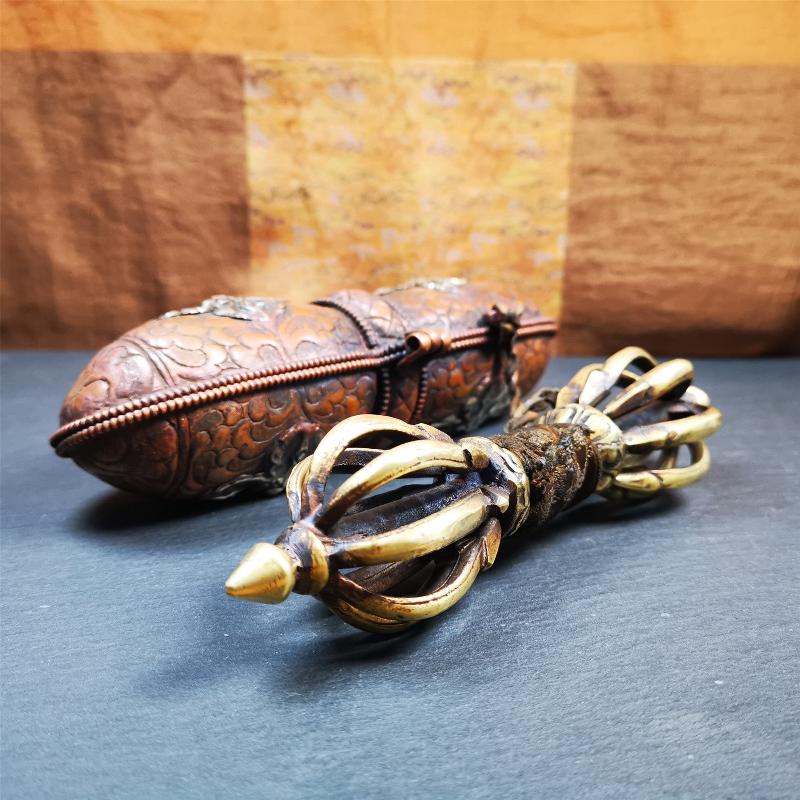 This vajra set was handmade in Nepal,using traditional techniques and materials.  The Nine-pronged vajra is made of brass, and the copper outer box is made of red copper and white copper, and was carved with beautiful mandala flowers.