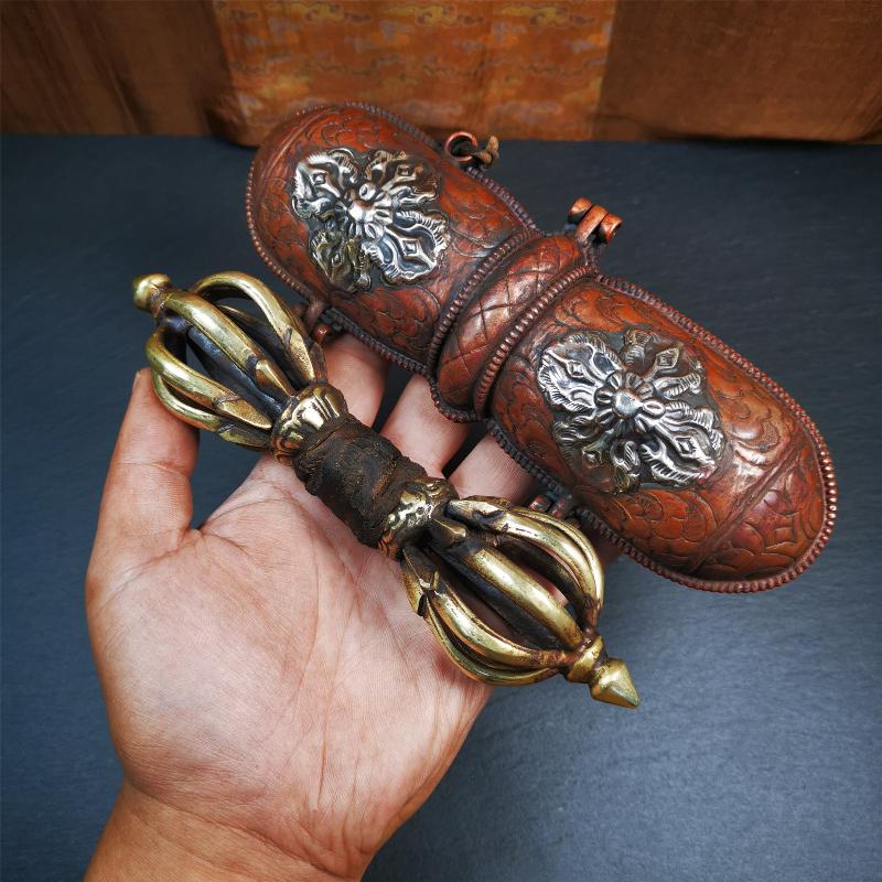 This vajra set was handmade in Nepal,using traditional techniques and materials.  The Nine-pronged vajra is made of brass, and the copper outer box is made of red copper and white copper, and was carved with beautiful mandala flowers.