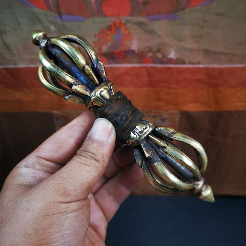 This vajra set was handmade in Nepal,using traditional techniques and materials.  The Nine-pronged vajra is made of brass, and the copper outer box is made of red copper and white copper, and was carved with beautiful mandala flowers.