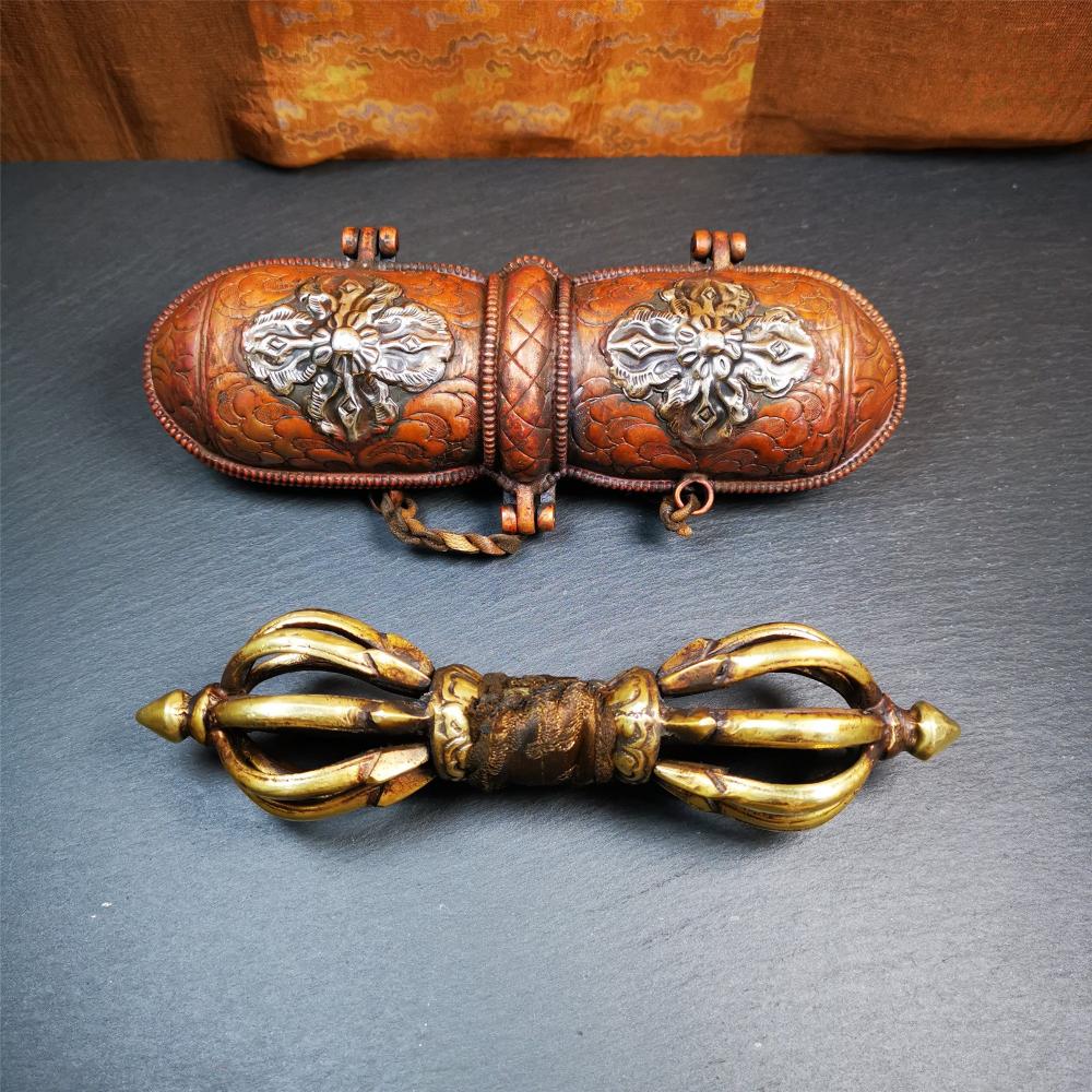 This vajra set was handmade in Nepal,using traditional techniques and materials.  The Nine-pronged vajra is made of brass, and the copper outer box is made of red copper and white copper, and was carved with beautiful mandala flowers.