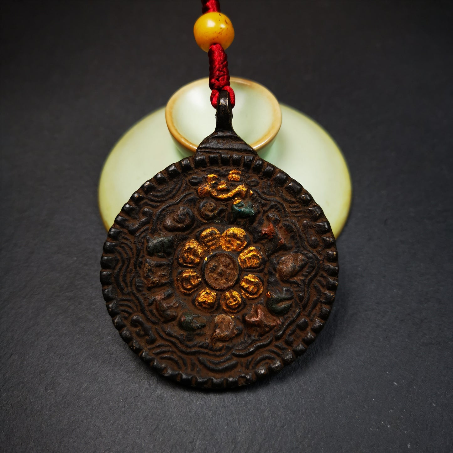 This unique Troma Nagmo Melong Amulet was collected from Goinqên Monastery,about 40 years old,consecrated and blessed by lama. It is round shape,made of thokcha,2.2 inch diameter,the front pattern is Tibetan Budhist calendar symbol - SIPAHO(srid pa ho),and the back is Troma Nagmo. You can make it into pendant or keychain, or just put it on your desk,as an ornament.