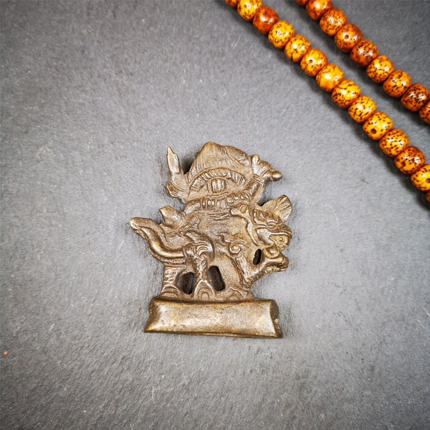 This Dorje Legpa was collected from Gengqing Monastery,for 80 years old. It is an amulet of Dorje Legpa,made of bronze,size is 1.97 by 1.57 inches