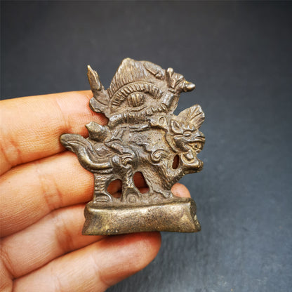 This Dorje Legpa was collected from Gengqing Monastery,for 80 years old. It is an amulet of Dorje Legpa,made of bronze,size is 1.97 by 1.57 inches