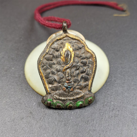 This Fire Sword amulet was collceted from gerze monastery, Tibet,about 30 years old. It's made of copper, a sword hangs on a lotus seat, surrounded by flames,painted mineral pigments.  You can carry it as a necklace,or pendant,or put into your shrine.