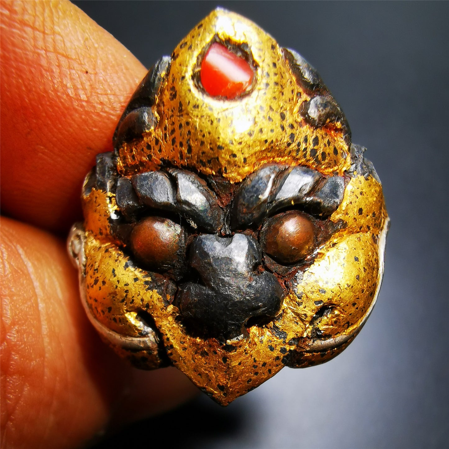 This garuda ring is made by Tibetan craftsmen for 30 years old,and come from Hepo Town, Baiyu County, the birthplace of the famous Tibetan handicrafts.  It is crafted from a variety of materials including solid gold, sterling silver, cold iron, brass and agate,using traditional Tibetan craftsmanship to carry out multiple carvings and gold filled craftsmanship, inlaid with gold, silver, copper on the base of cold iron, together to create a classic image in Buddhism-Garuda-golden winged bird.