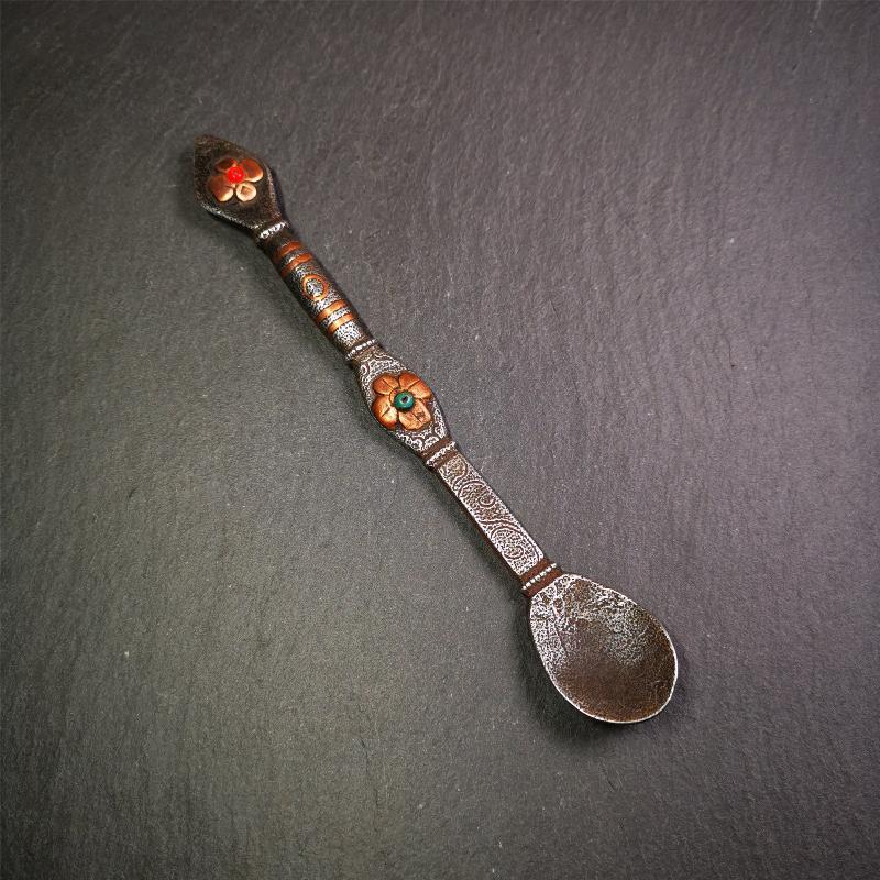 This offering spoon is handmade by Tibetan craftsmen from Hepo Town, Baiyu County,the birthplace of the famous Tibetan handicrafts. It is entirely hand-carved with cold iron and copper,lenght about 7.1 inches. You can see teh intricate engraved detail along the handle, neck and bowl,very beautiful. Religious dharma tool used in Buddhist shrine.