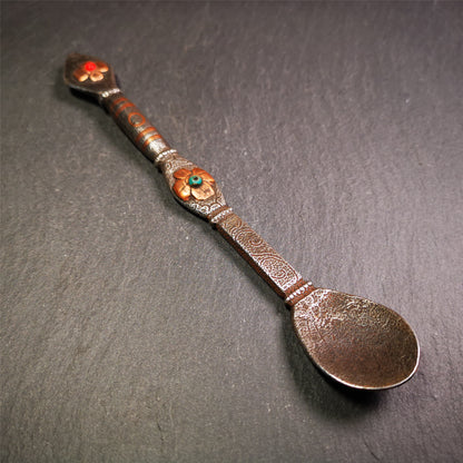 This offering spoon is handmade by Tibetan craftsmen from Hepo Town, Baiyu County,the birthplace of the famous Tibetan handicrafts. It is entirely hand-carved with cold iron and copper,lenght about 7.1 inches. You can see teh intricate engraved detail along the handle, neck and bowl,very beautiful. Religious dharma tool used in Buddhist shrine.
