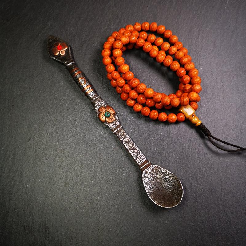 This offering spoon is handmade by Tibetan craftsmen from Hepo Town, Baiyu County,the birthplace of the famous Tibetan handicrafts. It is entirely hand-carved with cold iron and copper,lenght about 7.1 inches. You can see teh intricate engraved detail along the handle, neck and bowl,very beautiful. Religious dharma tool used in Buddhist shrine.