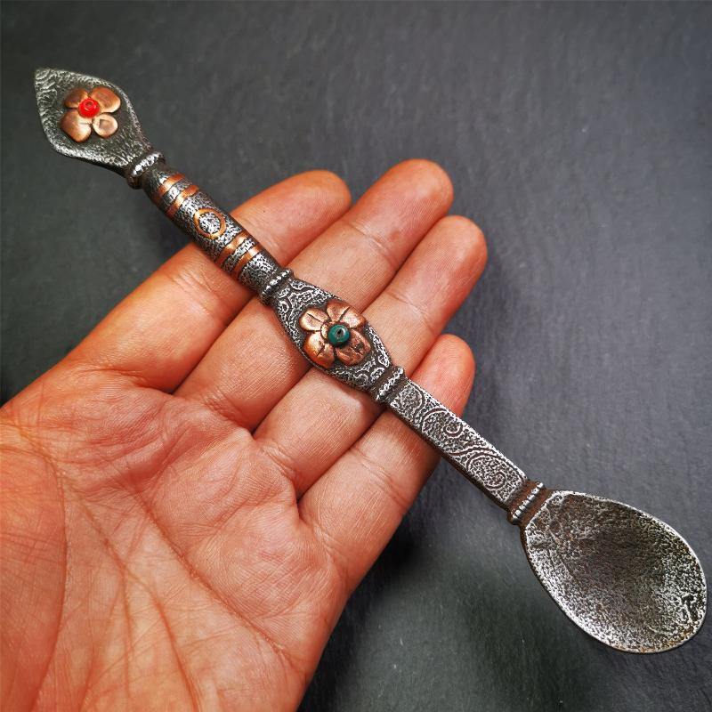 This offering spoon is handmade by Tibetan craftsmen from Hepo Town, Baiyu County,the birthplace of the famous Tibetan handicrafts. It is entirely hand-carved with cold iron and copper,lenght about 7.1 inches. You can see teh intricate engraved detail along the handle, neck and bowl,very beautiful. Religious dharma tool used in Buddhist shrine.