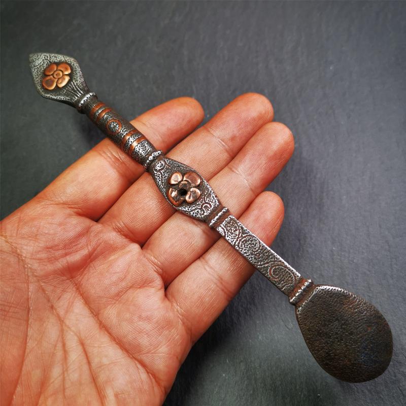 This offering spoon is handmade by Tibetan craftsmen from Hepo Town, Baiyu County,the birthplace of the famous Tibetan handicrafts. It is entirely hand-carved with cold iron and copper,lenght about 7.1 inches. You can see teh intricate engraved detail along the handle, neck and bowl,very beautiful. Religious dharma tool used in Buddhist shrine.