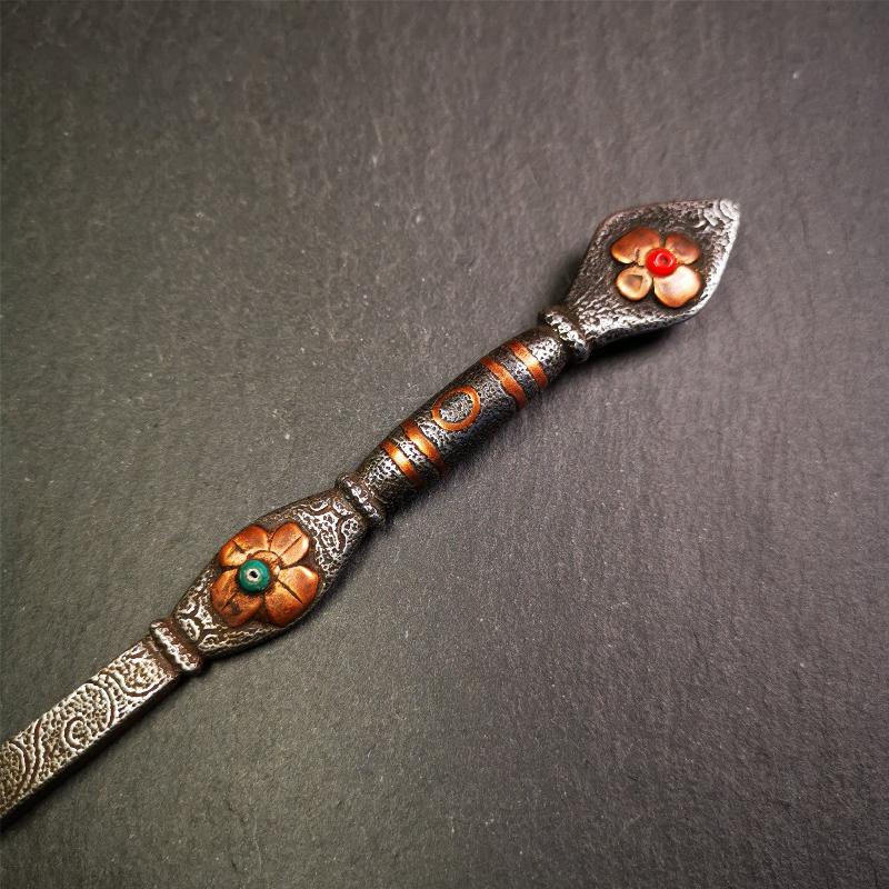 This offering spoon is handmade by Tibetan craftsmen from Hepo Town, Baiyu County,the birthplace of the famous Tibetan handicrafts. It is entirely hand-carved with cold iron and copper,lenght about 7.1 inches. You can see teh intricate engraved detail along the handle, neck and bowl,very beautiful. Religious dharma tool used in Buddhist shrine.