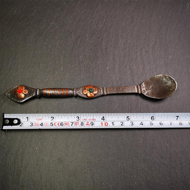 This offering spoon is handmade by Tibetan craftsmen from Hepo Town, Baiyu County,the birthplace of the famous Tibetan handicrafts. It is entirely hand-carved with cold iron and copper,lenght about 7.1 inches. You can see teh intricate engraved detail along the handle, neck and bowl,very beautiful. Religious dharma tool used in Buddhist shrine.