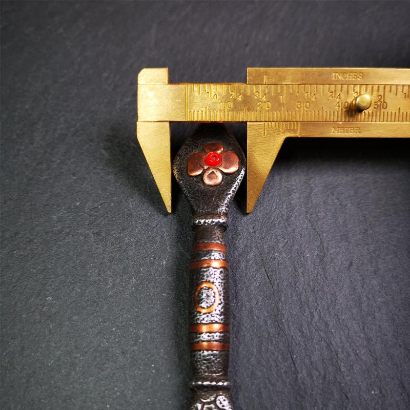 This offering spoon is handmade by Tibetan craftsmen from Hepo Town, Baiyu County,the birthplace of the famous Tibetan handicrafts. It is entirely hand-carved with cold iron and copper,lenght about 7.1 inches. You can see teh intricate engraved detail along the handle, neck and bowl,very beautiful. Religious dharma tool used in Buddhist shrine.