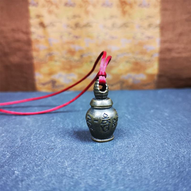 This beautiful stupa gau shrine was hand carved by Tibetan craftsmen from Tibet in 1990's. From Hepo Town, Baiyu County, the birthplace of the famous Tibetan handicrafts. It has OM MANI PADME HUM mantra engraved on its side, The top bottle cap can be opened and you can place offerings inside,like pills or zung Consecration. You can make it into a necklace, or a keychain, or just put it in your shrine or altar.