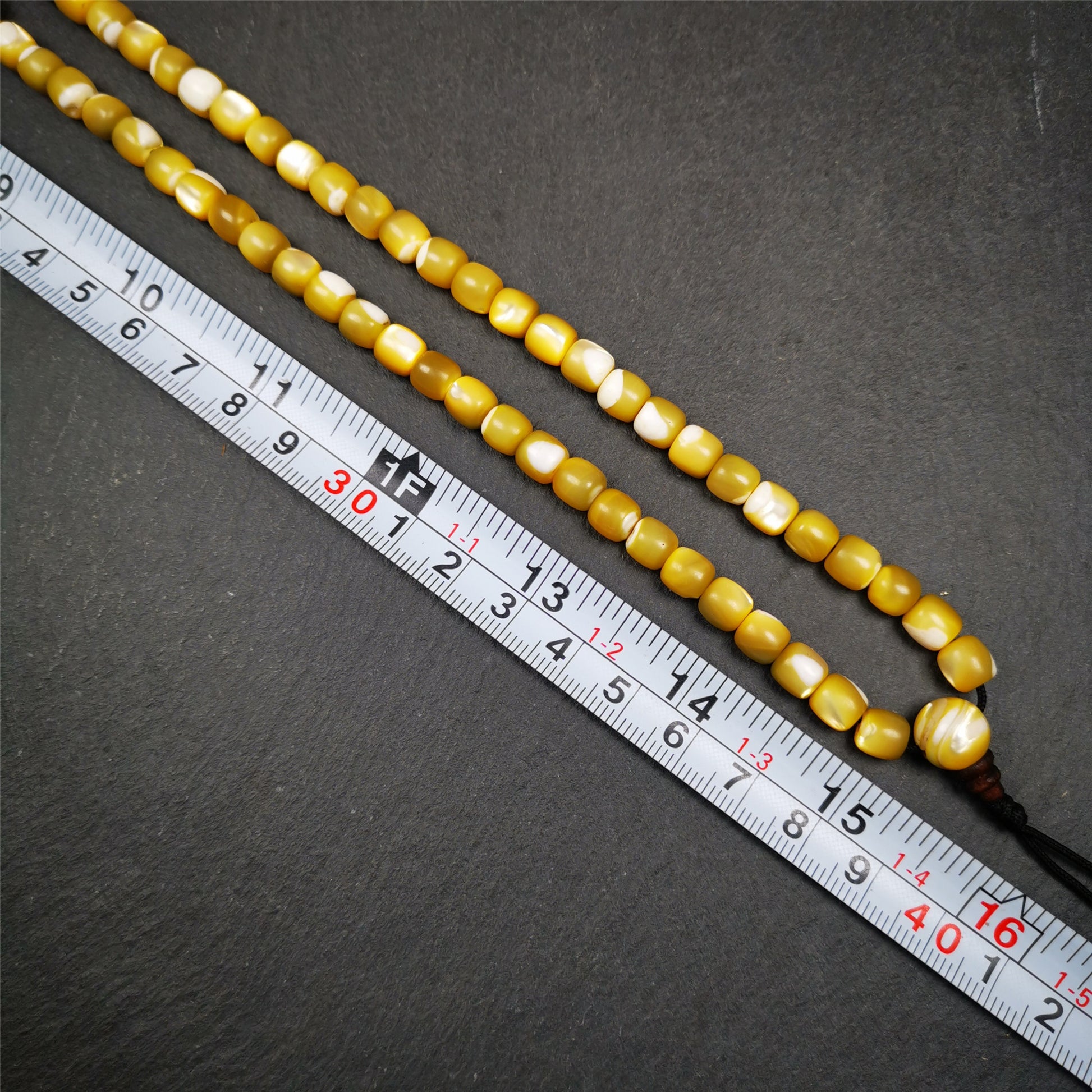 This old fish bone beads mala was handmade from tibetan crafts man in Baiyu County,about 20 years old. It's composed of 108 pcs 6.5mm fish bone beads,then add some agate beads,and a fish bone guru bead on it.