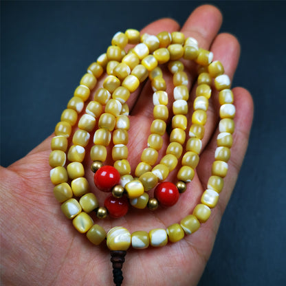 This old fish bone beads mala was handmade from tibetan crafts man in Baiyu County,about 20 years old. It's composed of 108 pcs 6.5mm fish bone beads,then add some agate beads,and a fish bone guru bead on it.