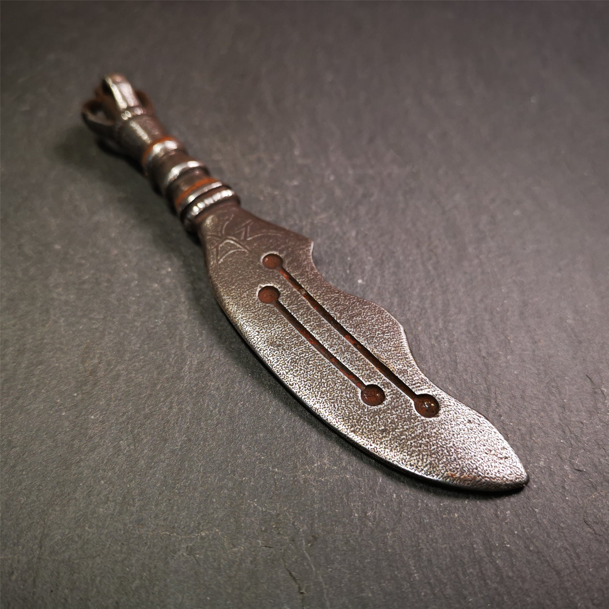This machete knife is handmade by Tibetan craftsmen from Tibet in 2000s,from Hepo Town, Baiyu County, the birthplace of the famous Tibetan handicrafts.  It's made of cold iron,inlaid red copper wire, and the half vajra at the tail