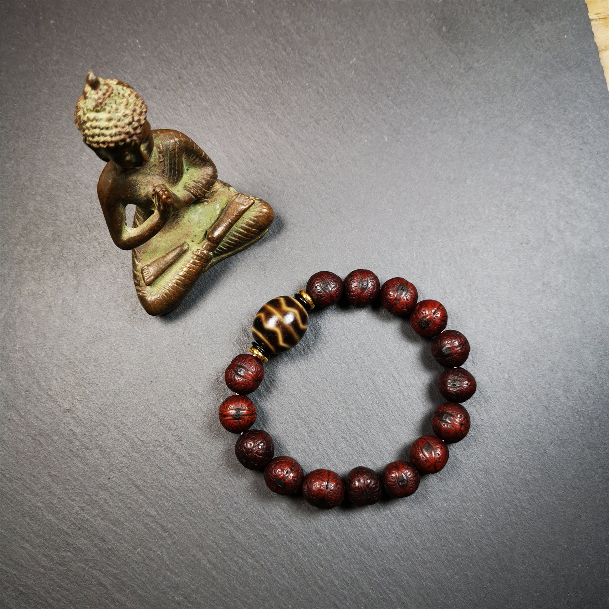 This unique Dalo Dzi bracelet combines the mysterious and unique qualities of the Fortune Wave dalo dzi and 15 old bodhi seed beads,giving it a distinct feel. It is brown in color and has a circumference of approximately 7 inches, suitable for most wrist sizes.