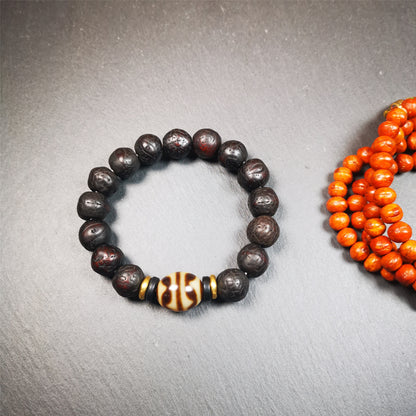 This unique Dalo Dzi bracelet is made up of one tiger tooth Dalo Dzi and 15 old bodhi seed beads. It is brown in color and has a circumference of approximately 7 inches, is suitable for most wrist sizes.  This bracelet combines the mysterious and unique qualities of the tiger tooth Dalo Dzi and the bodhi seed beads, giving it a distinct feel. 